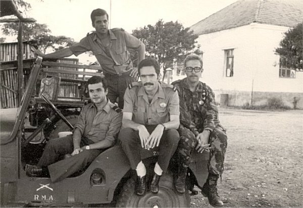 Fotografia tirada em Quimbele - Angola - em Maro de 1973. Da esquerda para a direita: O mdico da Companhia, Dr. Graa Moura, e alferes Virglio (em p), Valle e Oliveira.