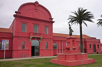 Entrada do Museu Municipal, antiga fbrica de conservas Brando Gomes. Clicar para ampliar.