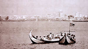 Barcos moliceiros de transporte de turistas na Ria de Aveiro. Clicar para ampliar.