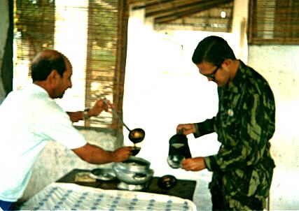 Pequeno-almoo no destacamento do Cuango, em Angola (1973).