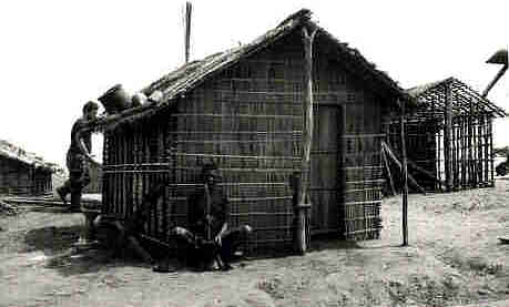 Mulher a trabalhar com o pilo. Camuanga (Angola-Sector de Uje), em Janeiro de 1973.