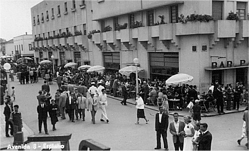 Aspecto das esplanadas da avenida 8, em Espinho, por alturas de 1952.