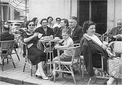 Em pleno Vero, numa das esplanadas da Avenida 8, em Espinho, por alturas de 1952.