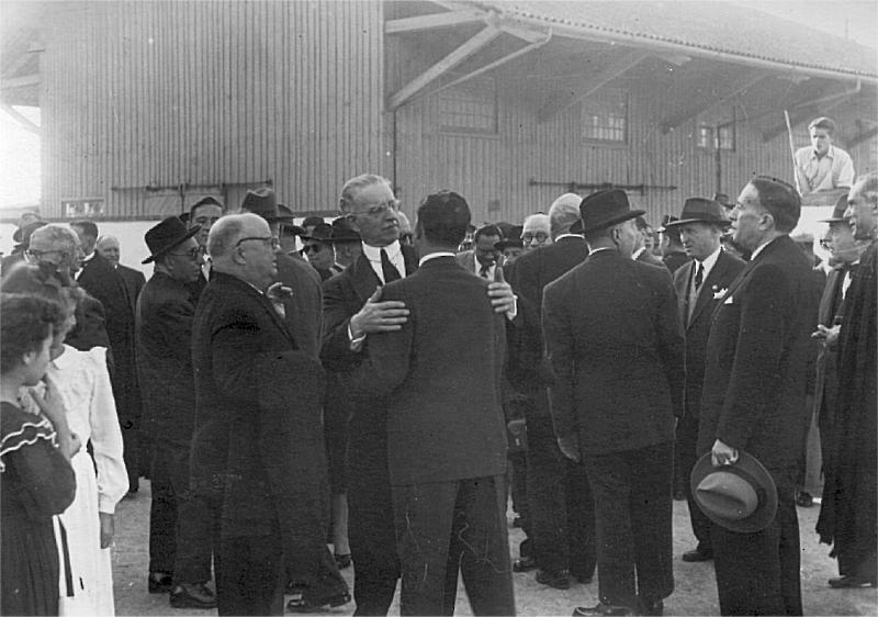 Na estao dos caminhos-de-ferro, em 1952. Ao centro, o Dr. Jos Pereira Tavares a abraar um elemento que se encontra de costas.