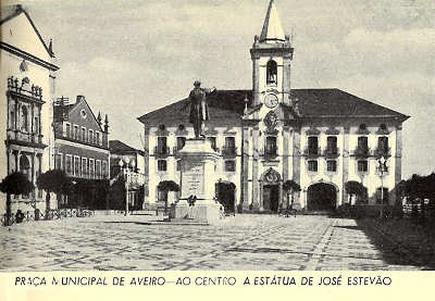 Praa municipal de Aveiro - Ao centro a esttua de Jos Estvo.