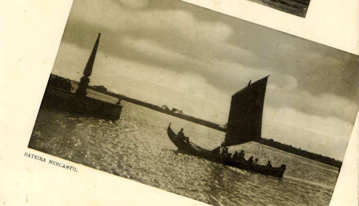 Bateira mercantel na entrada do Canal das Pirmides, em Aveiro