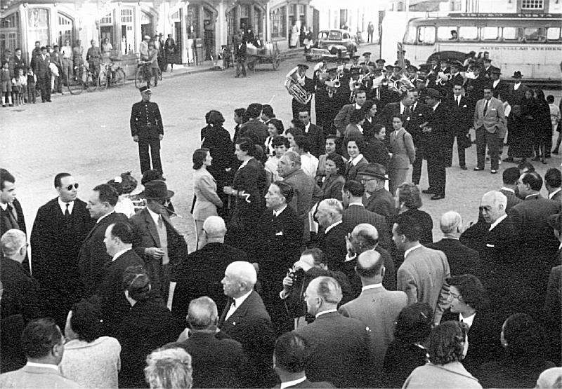 Na estao dos caminhos-de-ferro, em 1952.