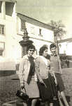 Ana Maria Lopes, M de Ftima Mendes e M. Jlia Malaquias. Foto 6x9 de A. M. Lopes.