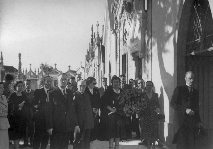 No cemitério em homenagem a José Estêvão - 1952.