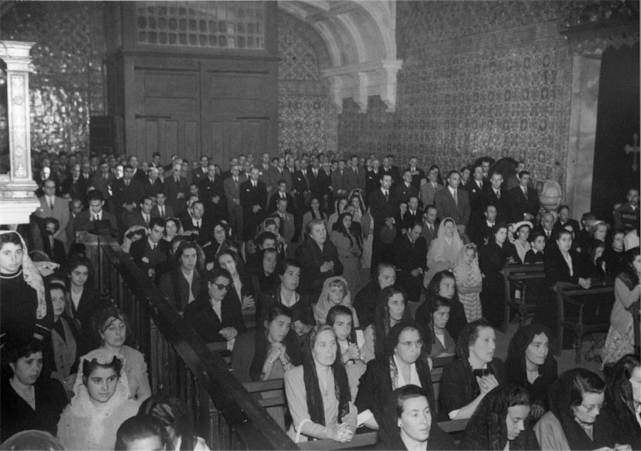 Durante a celebração da missa, na Igreja da Misericórdia, em 1952.