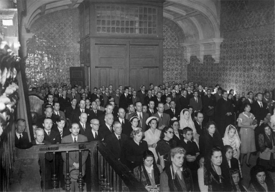 Durante a celebração da missa, na Igreja da Misericórdia, em 1952.