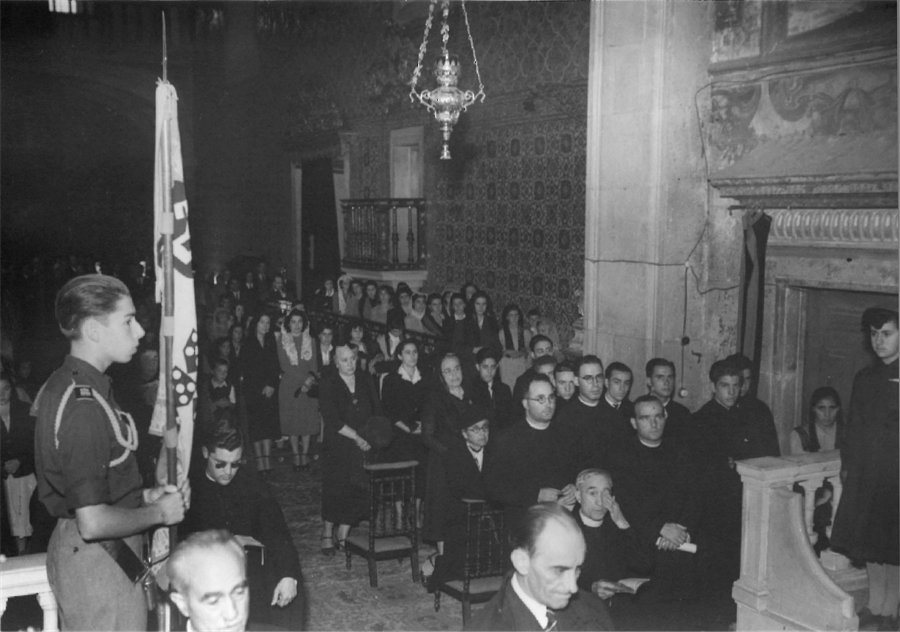 Durante a celebração da missa, na Igreja da Misericórdia, em 1952.