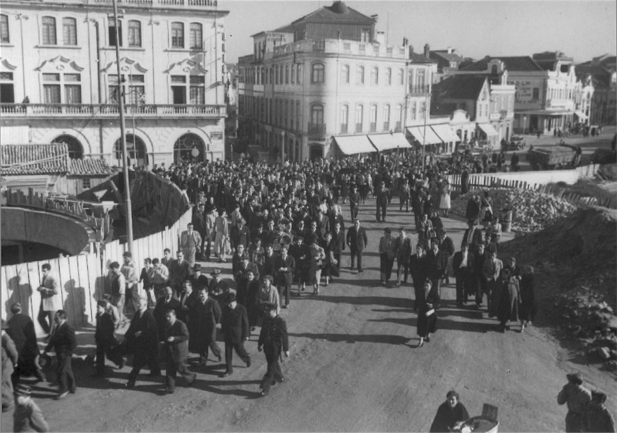 Em 1952, na «Ponte-Praça» ainda em obras.