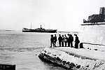 Navio Desertas j a sair a barra de Aveiro, em 20/3/1920, aps um longo perodo de trabalhos para o salvar - Foto Henrique Ramos.