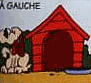 Le chien est � gauche de la niche.