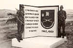 Memorial deixado pela CART 1656. Foto de Tino Rodrigues, na companhia de outro Enfermeiro da Companhia em 1967. Clicar para ampliar.