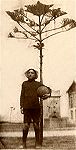 Mrio Duarte Filho na Barra, em 1913, aquando da ida do team ao Brasil. Foto tirada no largo junto ao farol.