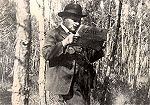 Lendo o "Democrata" num pinhal da zona do Solposto, onde se realizou um pic-nic em dia de Pascoela - Abril de 1922.