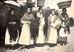 Mulheres na zona do Solposto com os cabazes  cabea. Da esq. para a dt: ???; Silvina Neves; ???; Ceclia Cordeiro; ???.