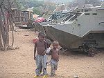 Crianas junto de tanques abandonados. 2005