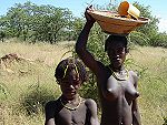 Mundimba-Chitado - Jovens Mundimbas vendedoras de momb (fruto seco).