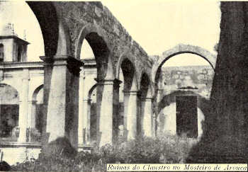 Runas do claustro do Mosteiro de Arouca.