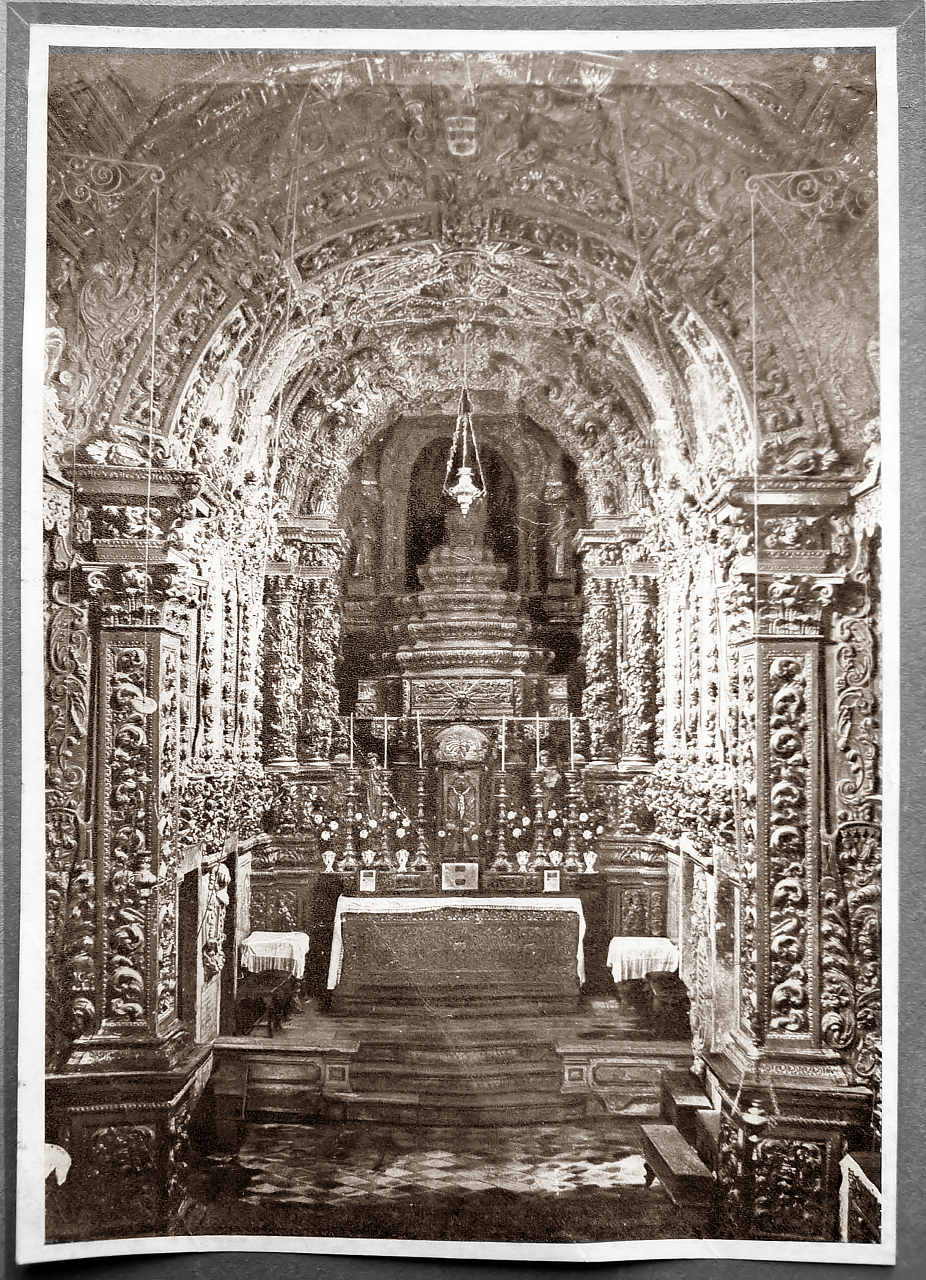 Capela em preciosa talha dourada do convento de Jesus, no Museu de Aveiro.