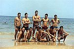 Grupo em lazer na praia da Corimba (Luanda) em Fevereiro de 1973. Foto de M. Silva.