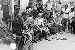 1º Sargento Paredes Sousa fala a um grupo recuperado da mata, sob o olhar atento do alferes Duarte. Quixico, 1972.