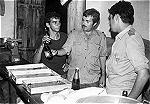 Uma tainada em Julho de 1973, no Chiede. À cívil, Mário, cabo padeiro; ao centro o Furriel Godinho (Alimentação); à direita, o Furriel Lopes das Transmissões.