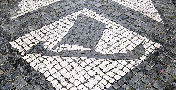 Moliceiro desenhado com o empedrado em calada portuguesa - Aveiro, 2008.
