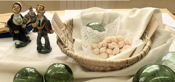Pormenor da mesa: figuras tpicas (Z Augusto), canastra de ovos moles e bias de pesca artesanal. Aveiro, 2008