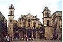 Catedral de Havana (Cuba), das poucas igrejas que se vem na cidade. Mal conservada e colocada numa praa onde fazem os mercados. Maro 1995.
