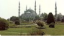 Mesquita azul, a maior e mais grandiosa de Istambul, assim chamada pelos azulejos do seu interior. A sua abobada interior  das maiores do mundo. Agosto 1985.
