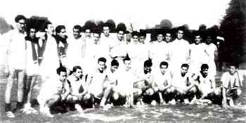Os 26 "atletas" dos Galitos que venceram a taa "Jos Garnel", eliminatria em Aveiro do torneio "I Passo" - 08-04-1956
