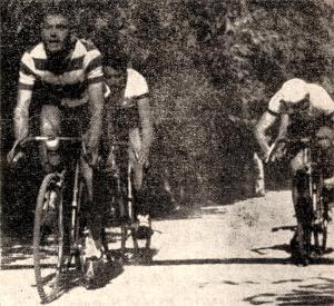 Jos Ferreira do Sangalhos D. Clube, cortando a meta em vencedor no Circuito da Curia, em 1943.