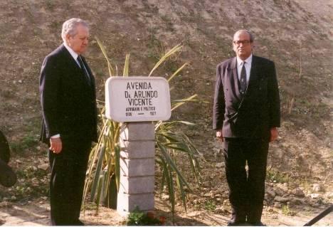 Ladeiam a placa toponmica, o Dr. Mrio Soares, ento Presidente da Repblica, e o filho do homenageado, Prof. Antnio Pedro Vicente.