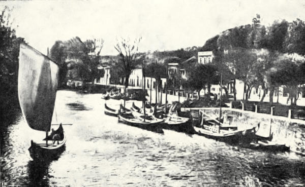 Barcos no cais do rio gueda.