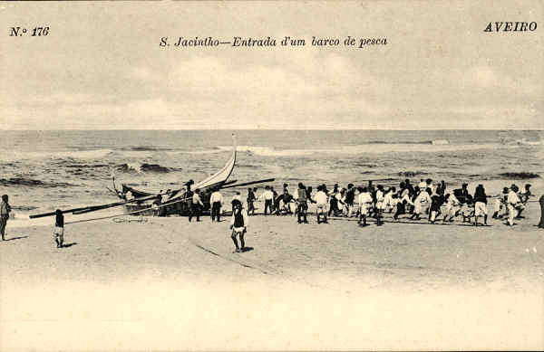 N. 176 - S. Jacinto Entrada d'um barco de pesca - Edio Alberto Malva, Rua de S. Julio, 41 Lisboa - SD - Dimenses 13,8x8,9 cm. - Col.  FMSarmento.