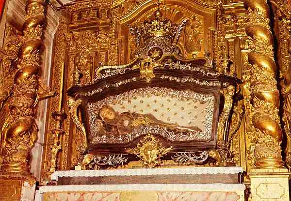 N. 9 - Arouca: Tmulo da Rainha Santa Mafalda, na Igreja Matriz do Convento - Edio da Cmara Municipal de Arouca - S/D - Dimenses: 15x10,4 cm. - Col. HJCO (1989).