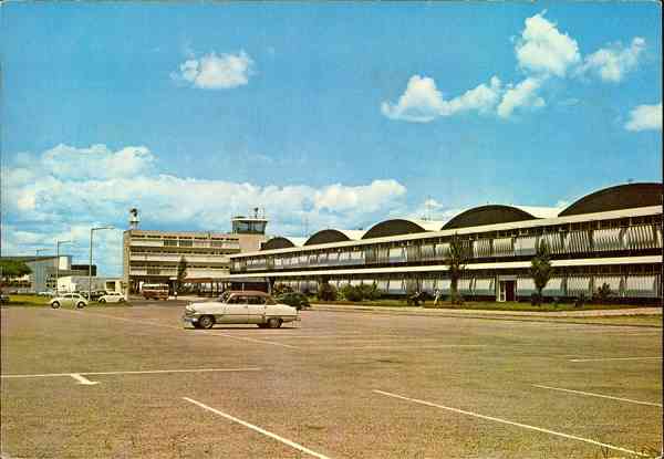 N. 15 - LOURENO MARQUES Aeroporto - Edio da Livraria Progresso - S/D - Dimenses: 15x10,45 cm. - Col. Manuel Bia (1970).