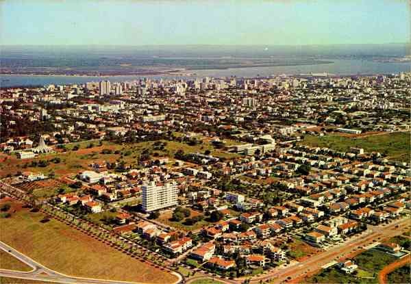 S/N - LOURENO MARQUES Vista da cidade e cais - Edio da Livraria e Papelaria Progresso - S/D - Dimenses: 15,1x10,4 cm. - Col. Manuel Bia (1970).