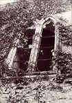 SN - A janela da capela privada do Palcio antes da restaurao em 1982. Hotel Palcio de gueda. Solar da Borralha, Quinta da Borralha. 3750 gueda - Edio SOTELIME, Ld - 1992 - Dim. 14,9x10,5 cm. - Col. nio Semedo.