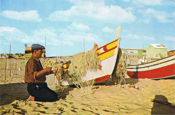 N. 615 - COSTA DA CAPARICA - PORTUGAL Pescador preparando as redes - Ed. Centro de Caridade "N. Sr do Perptuo Socorro", PORTO Foto de Tefilo Rego - S/D - Dim: 15x10,5cm - Col. Ftima Bia (1976).