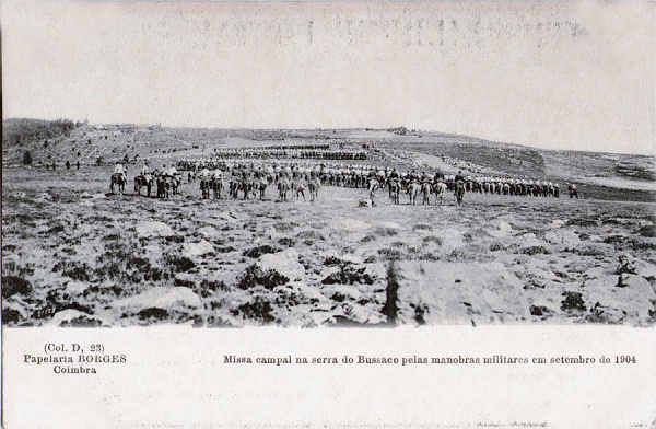 Col. D, 23 - Missa campal na serra do Bussaco pelas manobras militares de 1904 - Pap. Borges, Coimbra - Dim. 136x89 mm - Col. A. Monge da Silva (cerca de 1905)