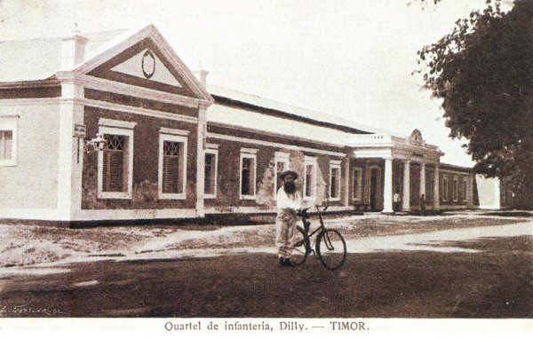 SN - Quartel de infanteria de Dilly, Timor - Edio L. Geisler -  SD - Dim. ??x?? cm - Col. Monge da Silva (Cerca de 1910)