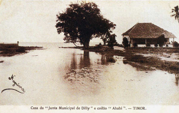 SN - Casa da Junta Municipal de Dilly e coilo "ahahi"- Timor - Edio L.Geisler -  SD - Dim. ??x?? cm - Col. Monge da Silva (Cerca de 1910)