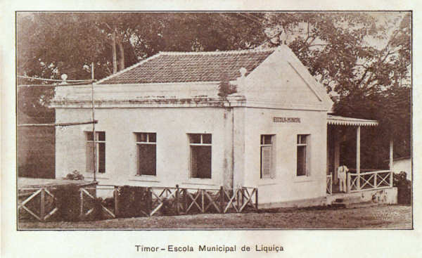 SN - Timor - Escola Municipal de Liqui - Edio da Circunscrio Civil de Liquia -  SD - Dim. ??x?? cm - Col. Monge da Silva (Cerca de 1925)