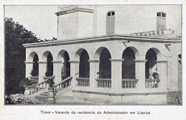 SN - Timor - Varanda da residncia do Administrador em Liqui - Edio da Circunscrio Civil de Liquia -  SD - Dim. ??x?? cm - Col. Monge da Silva (Cerca de 1925)
