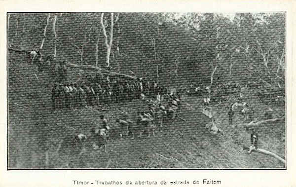 SN - Timor - Trabalhos da acertura da estrada de Faitem - Edio da Circunscrio Civil de Liquia -  SD - Dim. ??x?? cm - Col. Monge da Silva (Cerca de 1925)